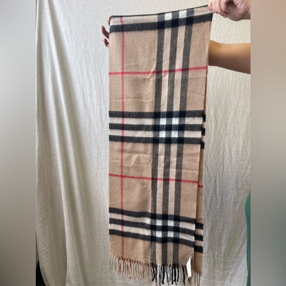 Burberry scarf - Picture 1 of 4